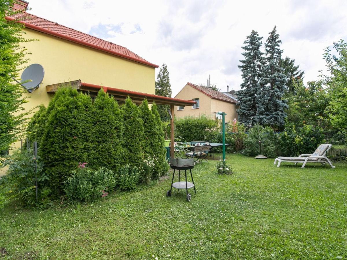 Lively Holiday Home In Wien With Private Garden Buitenkant foto