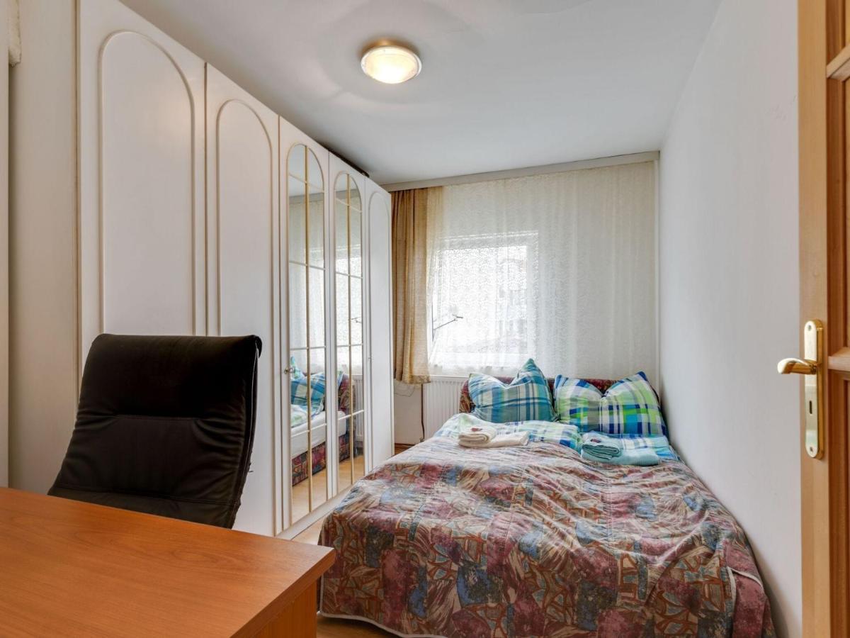 Lively Holiday Home In Wien With Private Garden Buitenkant foto