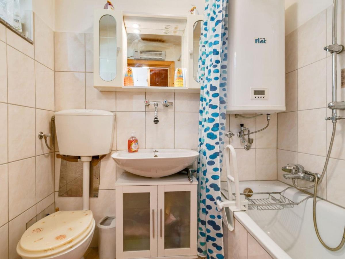 Lively Holiday Home In Wien With Private Garden Buitenkant foto